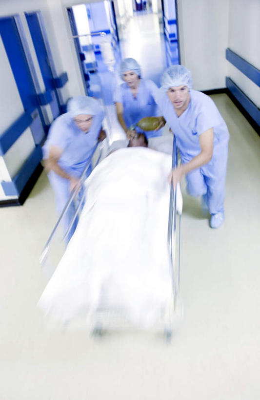 西方人,四个人,同事,医生,病人,医院,走,躺,跑,推,竖图,俯视,室内,白天,成功,合作,团队,集体,信心,床,帽子,欧洲,欧洲人,吊挂,握,悬挂,服装,朦胧,模糊,床单,挂,拿,拿着,注视,被子,队伍,蓝色,病床,观察,看,医护人员,医疗人员,针管,针筒,握着,注射,单人床,观看,察看,医疗,医疗设备,注射器,领导,被单,输液,成就,关注,手术服,合伙,领袖,打点滴,医疗机构,手术帽,输液瓶,静脉输液,卧着,男人,男性,年轻男性,年轻女性,女人,女性,白种人,大夫,患者,就医者,步行,跑步,躺着,卧,走路,彩图,高角度拍摄,全身,病院,诊所