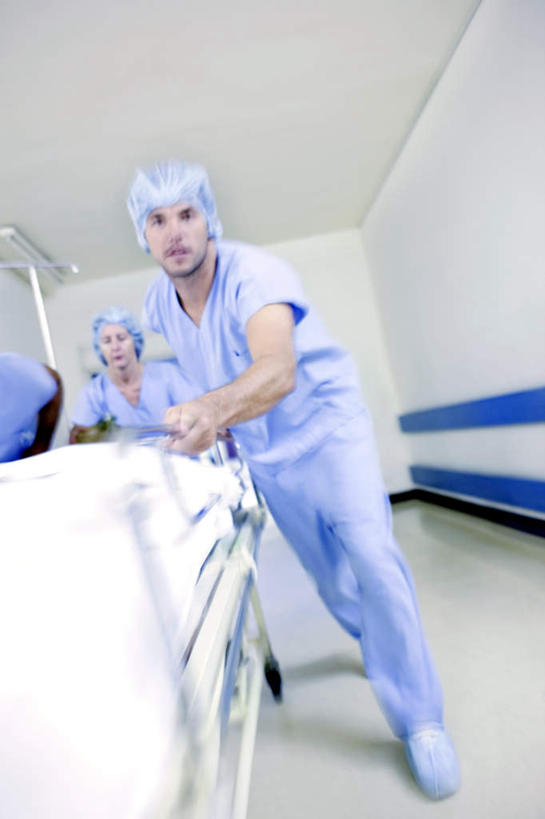 西方人,四个人,同事,医生,病人,医院,走,躺,跑,推,竖图,室内,白天,仰视,成功,合作,团队,集体,信心,床,帽子,欧洲,欧洲人,吊挂,握,悬挂,服装,朦胧,模糊,床单,挂,拿,拿着,注视,被子,队伍,蓝色,病床,观察,看,医护人员,医疗人员,针管,针筒,握着,注射,单人床,观看,察看,医疗,医疗设备,注射器,领导,被单,输液,成就,关注,手术服,合伙,领袖,打点滴,医疗机构,手术帽,输液瓶,静脉输液,卧着,男人,男性,年轻男性,年轻女性,女人,女性,白种人,大夫,患者,就医者,步行,跑步,躺着,卧,走路,半身,彩图,低角度拍摄,病院,诊所