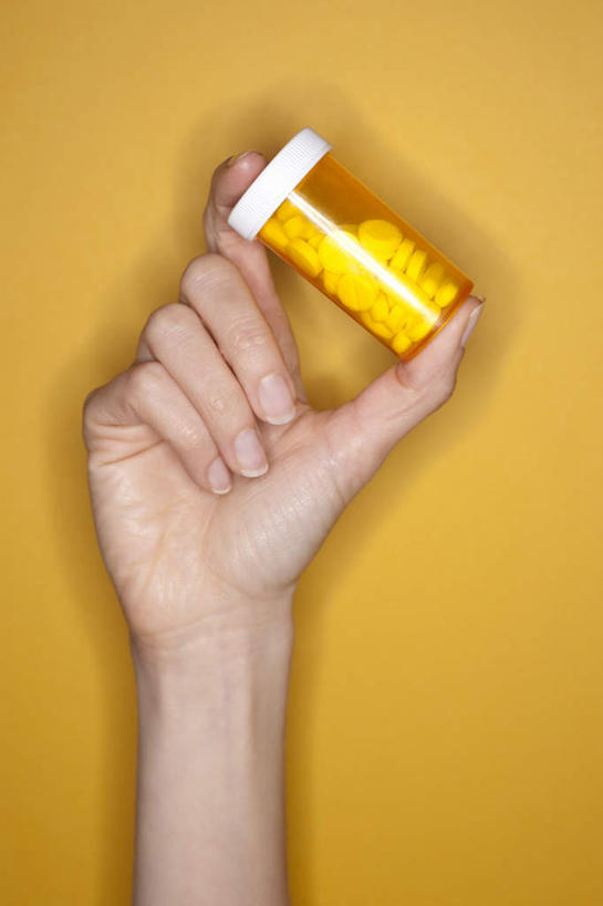 西方人,手,一个人,举,捏,竖图,室内,特写,白天,正面,安全,欧洲,欧洲人,仅一个年轻女性,仅一个女性,仅一个人,握,黄色背景,医学,瓶,药剂,药瓶,药丸,防护,捏着,药片,一只,黄色,白色,药品,托,两只,手部,手指,瓶盖,垂直,治疗,握着,摄影,影棚,保护,药物,医疗,一瓶,保险,预防,医疗保健,平安,年轻女性,女人,女性,白种人,手臂,举起,举手,举着,向上举,向上伸,向上托,半身,彩图,影棚拍摄,拍摄
