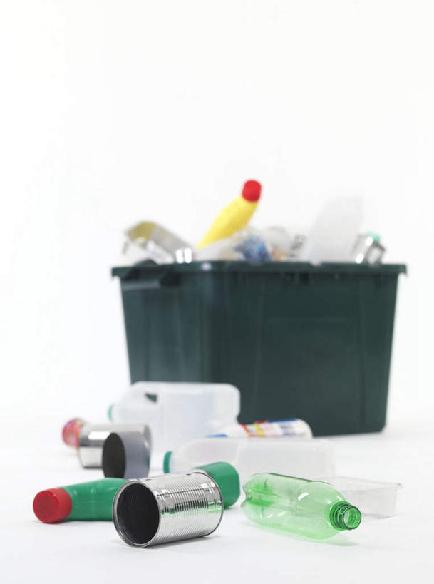 无人,竖图,俯视,室内,特写,白天,白色背景,金属制品,一堆,许多,堆叠,堆积,环保,朦胧,模糊,散落,金属,塑料,垃圾,垃圾桶,很多,一个,容器,塑料制品,摄影,影棚,能源,单个,储藏,堆,垃圾箱,回收,资源,储存,利用,低碳,循环,分布,漫衍,散布,持续,渣滓,彩图,高角度拍摄,影棚拍摄,拍摄,贮存