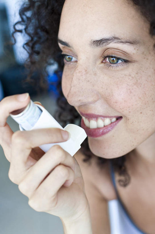 西方人,脸,头,脸颊,手,头发,一个人,坐,举,笑,微笑,露齿笑,竖图,室内,特写,白天,侧面,欧洲,欧洲人,仅一个年轻女性,仅一个女性,仅一个人,握,朦胧,模糊,弯曲,拿,拿着,吊带衫,一个,衣服,白色,托,一件,手部,手指,握着,单个,单手,按压,医疗设备,医疗器械,哮喘吸入器,年轻女性,女人,女性,白种人,头部,卷发,脸部,脸蛋,面部,举起,举着,向上举,向上伸,向上托,坐着,半身,彩图