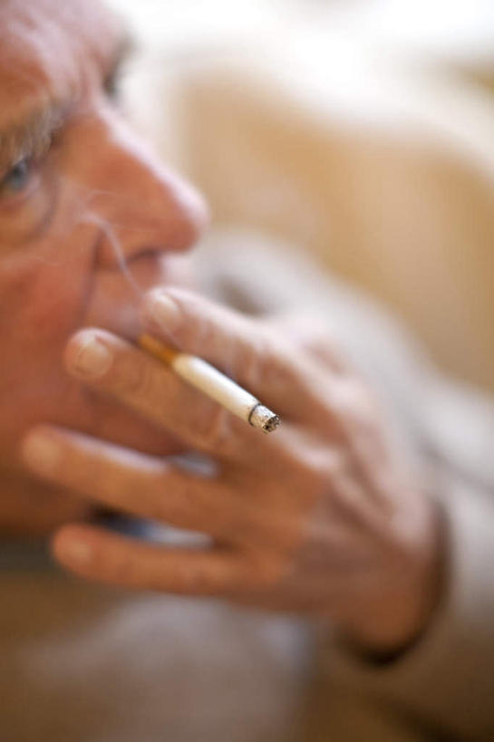 西方人,手,拇指,一个人,坐,吸烟,竖图,室内,特写,白天,侧面,毛衣,香烟,欧洲,欧洲人,仅一个男性,仅一个人,朦胧,模糊,燃烧,一只,衣服,灰色,按,点燃,仅一个老年男性,一件,手部,打火机,烟,含着,单手,夹着,点火,焚烧,老年男性,男人,男性,白种人,卷烟,烟草,纸烟,抽烟,坐着,半身,彩图,绒衣,套衫,套头毛衣,线衣