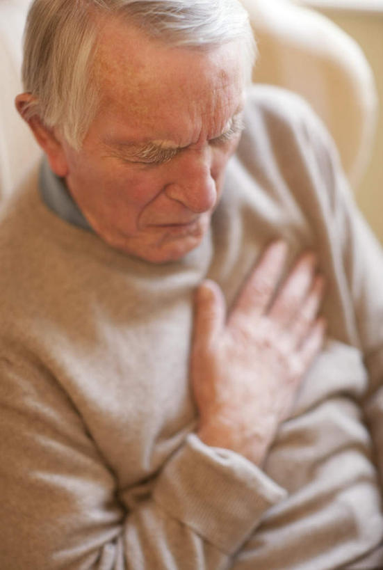 西方人,手,一个人,闭眼,摸,竖图,俯视,室内,特写,白天,毛衣,欧洲,欧洲人,仅一个男性,仅一个人,抚摸,朦胧,模糊,灰色,低头,仅一个老年男性,一件,难受,手部,忧伤,单手,难过,痛苦,惆怅,难熬,老年男性,男人,男性,白种人,闭眼睛,闭着眼,闭着眼睛,触摸,接触,半身,彩图,高角度拍摄,绒衣,套衫,套头毛衣,线衣