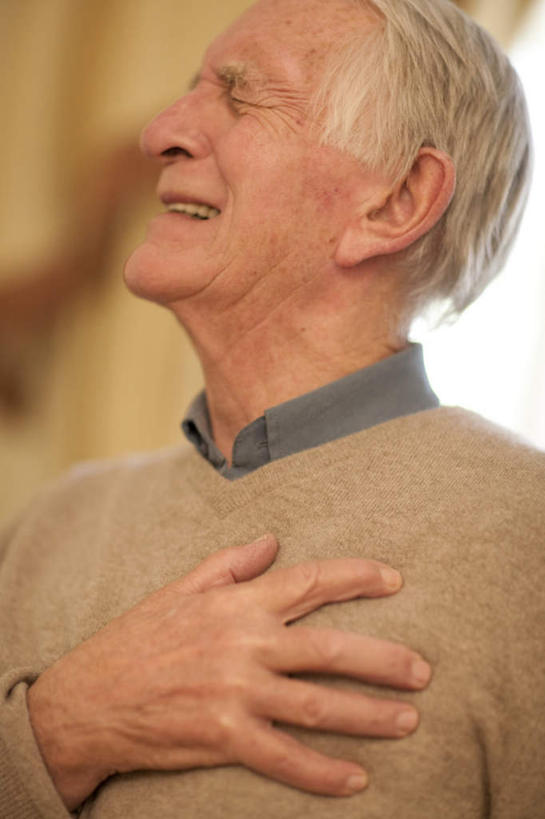 西方人,手,一个人,闭眼,摸,竖图,室内,特写,白天,白色背景,仰视,毛衣,窗帘,欧洲,欧洲人,仅一个男性,仅一个人,抚摸,朦胧,模糊,布料,黄色,灰色,仅一个老年男性,一件,难受,手部,忧伤,单手,难过,痛苦,惆怅,难熬,老年男性,男人,男性,白种人,闭眼睛,闭着眼,闭着眼睛,触摸,接触,抬头,仰头,半身,彩图,低角度拍摄,绒衣,套衫,套头毛衣,线衣