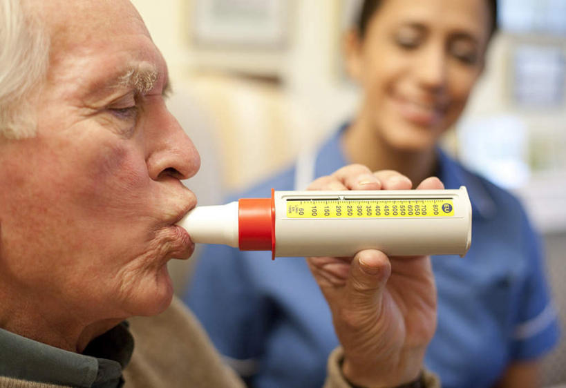 西方人,脸,头,脸颊,两个人,病人,护士,坐,笑,微笑,露齿笑,横图,照片,室内,特写,白天,正面,毛衣,相框,欧洲,欧洲人,一排,握,朦胧,模糊,整齐,墙,拿,拿着,扭头,注视,上衣,墙壁,墙面,排列,衣服,黄色,红色,蓝色,白色,灰色,瓶子,塑料制品,观察,看,转头,一件,塑料瓶,握着,摄影,观看,接收,察看,一瓶,白衣天使,队列,关注,吸取,吸收,老年男性,男人,男性,年轻女性,女人,女性,白种人,头部,脸部,脸蛋,面部,患者,就医者,相片,坐着,半身,彩图,绒衣,套衫,套头毛衣,线衣,拍摄,照相