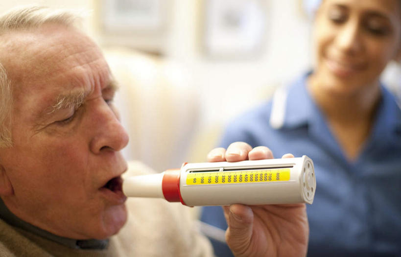 西方人,脸,头,脸颊,两个人,病人,护士,坐,笑,微笑,露齿笑,横图,照片,室内,特写,白天,正面,毛衣,相框,欧洲,欧洲人,一排,握,朦胧,模糊,整齐,墙,拿,拿着,扭头,注视,上衣,墙壁,墙面,排列,衣服,黄色,红色,蓝色,白色,灰色,瓶子,塑料制品,观察,看,转头,一件,塑料瓶,握着,摄影,观看,接收,察看,一瓶,白衣天使,队列,关注,吸取,吸收,老年男性,男人,男性,年轻女性,女人,女性,白种人,头部,脸部,脸蛋,面部,患者,就医者,相片,坐着,半身,彩图,绒衣,套衫,套头毛衣,线衣,拍摄,照相