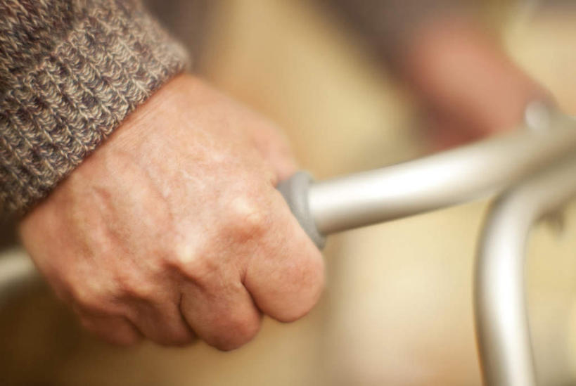 西方人,手,一个人,站,横图,室外,特写,白天,正面,欧洲,欧洲人,仅一个男性,仅一个人,握,朦胧,模糊,工具,站着,仅一个老年男性,手部,器械,握着,单手,医疗器械,助行器,辅助设备,老年男性,男人,男性,白种人,站立,半身,彩图