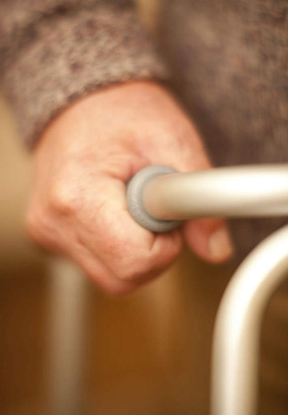 西方人,手,一个人,站,竖图,室外,特写,白天,正面,欧洲,欧洲人,仅一个男性,仅一个人,握,朦胧,模糊,工具,站着,仅一个老年男性,手部,器械,握着,单手,医疗器械,助行器,辅助设备,老年男性,男人,男性,白种人,站立,半身,彩图