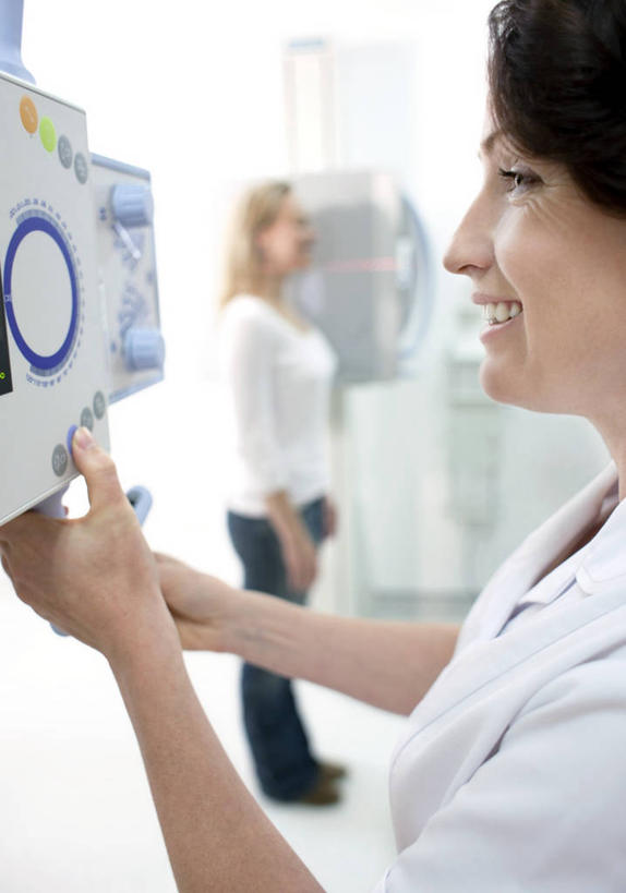 西方人,两个人,医生,病人,站,笑,微笑,露齿笑,竖图,室内,白天,侧面,工作服,制服,机器,欧洲,欧洲人,服装,朦胧,模糊,辐射,医学,注视,休闲装,设备,衣服,扶,观察,看,站着,医护人员,医疗人员,休闲,休闲服,服饰,观看,察看,医疗,医疗设备,x射线,扶着,关注,病患,医疗器械,x光,医疗工具,胸透,工作制服,检测工具,年轻女性,女人,女性,中年女性,白种人,大夫,患者,就医者,站立,半身,彩图,工作套服,荧光透视,电磁辐射