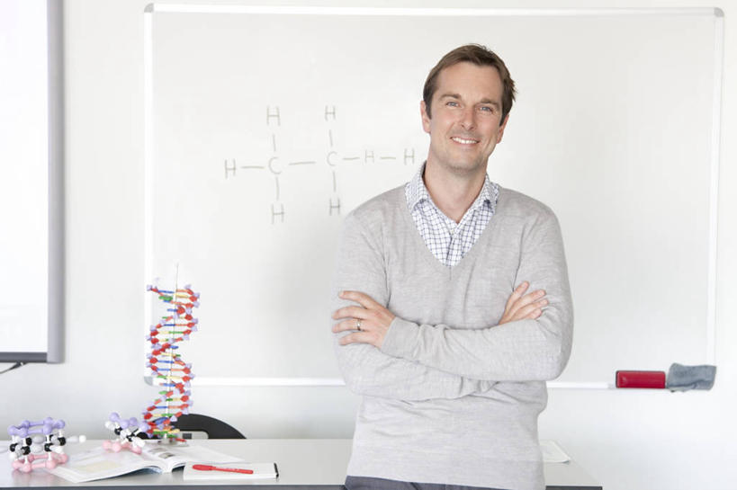 西方人,一个人,教师,学校,站,笑,双手交叉,微笑,露齿笑,横图,室内,白天,正面,窗户,落地窗,桌面,桌子,欧洲,欧洲人,仅一个男性,仅一个人,仅一个中年男性,服装,科学,基因,木制,墙,注视,休闲装,校园,玻璃窗,墙壁,墙面,衣服,白板,模型,木制品,观察,看,站着,休闲,教室,休闲服,生物,服饰,遗传,观看,察看,脱氧核糖核酸,双手抱胸,关注,记录板,化学方程式,记事板,DNA分子,去氧核糖核酸,遗传信息,遗传因子,遗传学,化学反应,模子,男人,男性,中年男性,白种人,讲师,教授,老师,站立,半身,彩图,化学反应方程式,化学式,结构简式