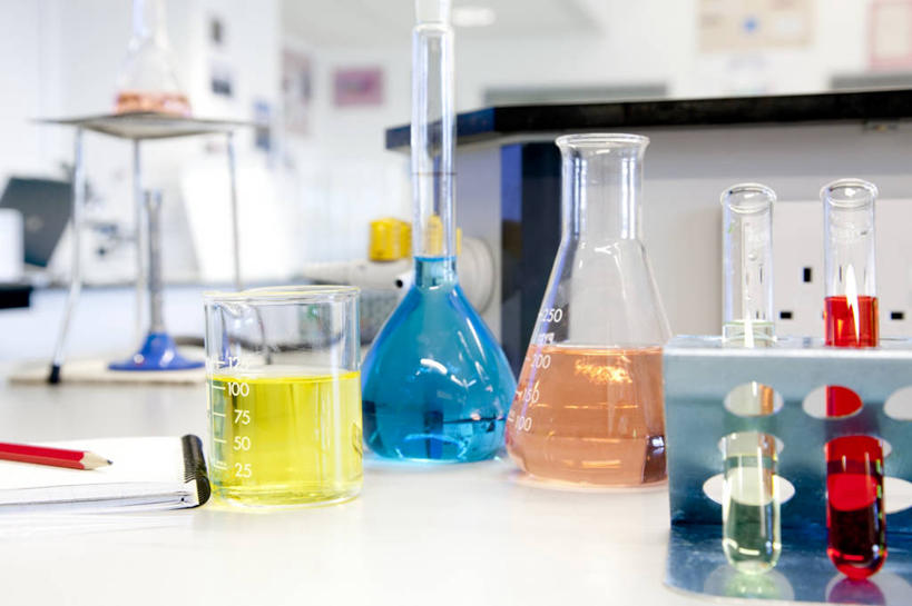 无人,横图,室内,白天,正面,实验,仪器,桌面,桌子,杯子,朦胧,模糊,研究,透明,分析,化学,测试,木制,笔,烧瓶,试管,试管架,墙,实验室,研究室,办公用品,记事本,架子,墙壁,墙面,玻璃制品,文具,一个,本子,笔记本,玻璃瓶,木制品,瓶子,铅笔,学习用品,器皿,单个,文具用品,试验室,玻璃仪器,试验耗材,实验用品,平底烧瓶,圆底烧瓶,玻璃杯,彩图