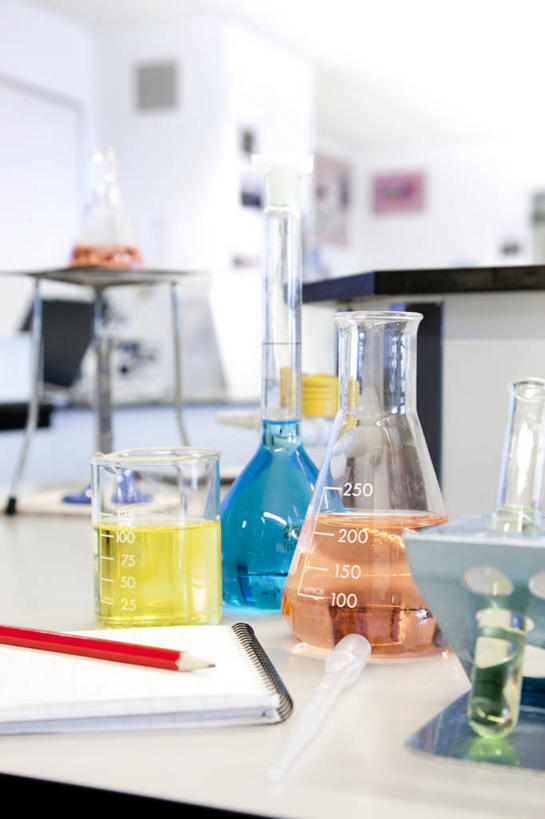 无人,竖图,室内,白天,正面,实验,仪器,桌面,桌子,杯子,朦胧,模糊,研究,透明,分析,化学,测试,木制,笔,烧瓶,试管,试管架,墙,实验室,研究室,办公用品,记事本,架子,墙壁,墙面,玻璃制品,文具,一个,本子,笔记本,玻璃瓶,木制品,瓶子,铅笔,学习用品,器皿,单个,文具用品,试验室,玻璃仪器,试验耗材,实验用品,平底烧瓶,圆底烧瓶,玻璃杯,彩图