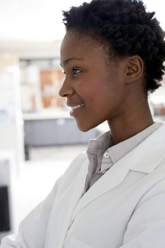 西方人,一个人,科学家,坐,笑,微笑,露齿笑,竖图,室内,白天,侧面,柜子,桌面,桌子,欧洲,非洲,黑人,欧洲人,仅一个年轻女性,仅一个女性,仅一个人,服装,朦胧,模糊,木制,实验室,研究室,注视,衣服,白色,木制品,橱柜,观察,看,服饰,观看,察看,衣着,科研人员,白大褂,穿着,关注,研究者,试验室,实验服,实验器材,科学研究者,衣饰,年轻女性,女人,女性,非洲人,科学工作者,坐着,半身,彩图,实验衣