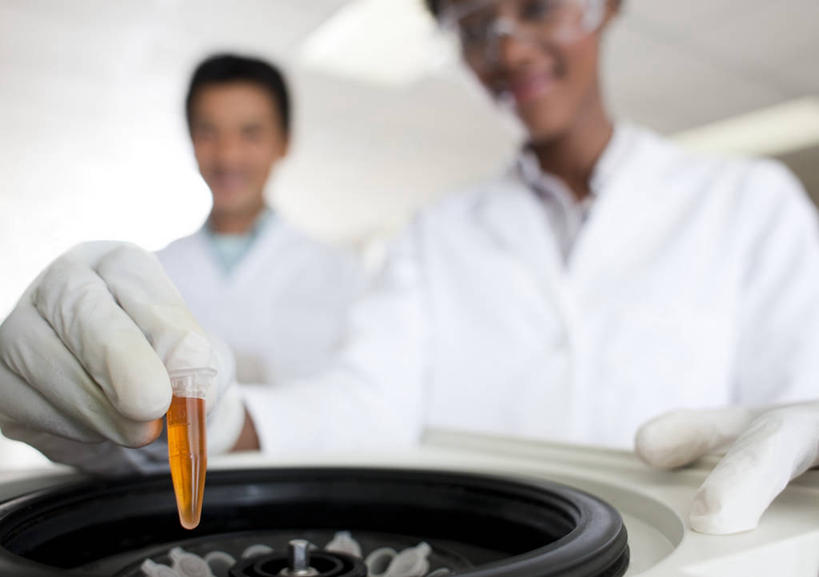 西方人,两个人,同事,科学家,站,笑,微笑,露齿笑,横图,室内,白天,仰视,安全,成功,合作,团队,集体,信心,机器,实验,仪器,天花板,桌面,桌子,杯子,照明,欧洲,非洲,黑人,欧洲人,握,服装,朦胧,模糊,研究,透明,分析,化学,测试,木制,试管,眼镜,实验室,研究室,灯光,防护,拿,拿着,扭头,注视,队伍,顶灯,玻璃制品,灯,衣服,白色,玻璃瓶,木制品,瓶子,手套,灯具,低头,观察,看,站着,转头,机械,器皿,握着,服饰,观看,护目镜,保护,照亮,察看,领导,衣着,科研人员,白大褂,照明设备,成就,穿着,关注,保险,研究者,合伙,领袖,计量,试验室,离心机,实验服,科学研究者,玻璃仪器,试验耗材,实验用品,保全,周全,安稳,安定,防护手套,安全防护眼镜,衣饰,离心分离机,平安,男人,男性,年轻女性,女人,女性,中年男性,白种人,非洲人,科学工作者,玻璃杯,站立,半身,彩图,低角度拍摄,实验衣,防护眼镜