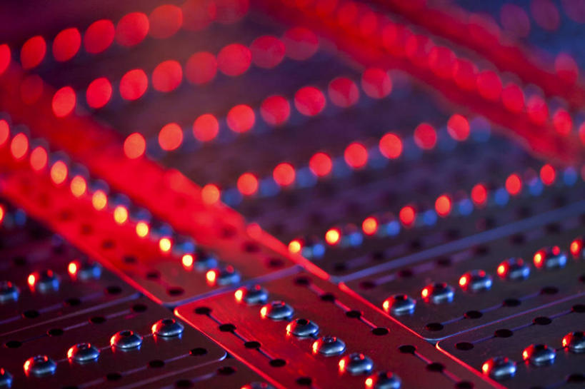 无人,横图,俯视,室内,特写,白天,机器,静物,照明,一排,许多,朦胧,模糊,整齐,并列,并排,科学,基因,医学,指示灯,灯光,很多,灯,排列,红色,灯具,机械,生物,遗传,照亮,医疗,科学技术,照明设备,队列,平行,遗传信息,遗传因子,遗传学,彩图,高角度拍摄,DNA测序仪,基因分析仪,基因组测序机,基因组测序仪