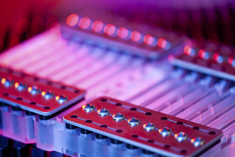 无人,横图,俯视,室内,特写,白天,机器,静物,金属制品,一排,整齐,科学,基因,医学,纹路,金属,圆形,图形,纹理,圆,几何,排列,机械,生物,遗传,医疗,科学技术,队列,数学,肌理,遗传信息,遗传因子,遗传学,彩图,高角度拍摄,几何图形,平面图形,DNA测序仪,基因分析仪,基因组测序机,基因组测序仪