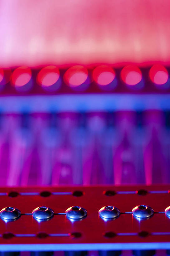无人,竖图,俯视,室内,特写,白天,机器,静物,照明,一排,朦胧,模糊,整齐,科学,医学,纹路,圆形,图形,纹理,圆,指示灯,灯光,几何,灯,排列,红色,灯具,机械,照亮,医疗,科学技术,照明设备,队列,数学,肌理,彩图,高角度拍摄,几何图形,平面图形,DNA测序仪,基因分析仪,基因组测序机,基因组测序仪
