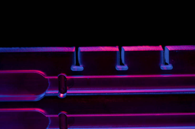 无人,横图,俯视,室内,特写,白天,机器,静物,金属制品,一排,黑色背景,朦胧,模糊,整齐,科学,医学,金属,方格,格子,试剂,排列,两个,机械,医疗,科学技术,样本,队列,彩图,高角度拍摄,DNA测序仪,基因分析仪,基因组测序机,基因组测序仪