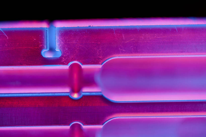 无人,横图,俯视,室内,特写,白天,机器,静物,金属制品,一排,朦胧,模糊,整齐,科学,医学,金属,方格,格子,试剂,洞,排列,两个,机械,洞穴,医疗,科学技术,队列,穴,彩图,高角度拍摄,DNA测序仪,基因分析仪,基因组测序机,基因组测序仪