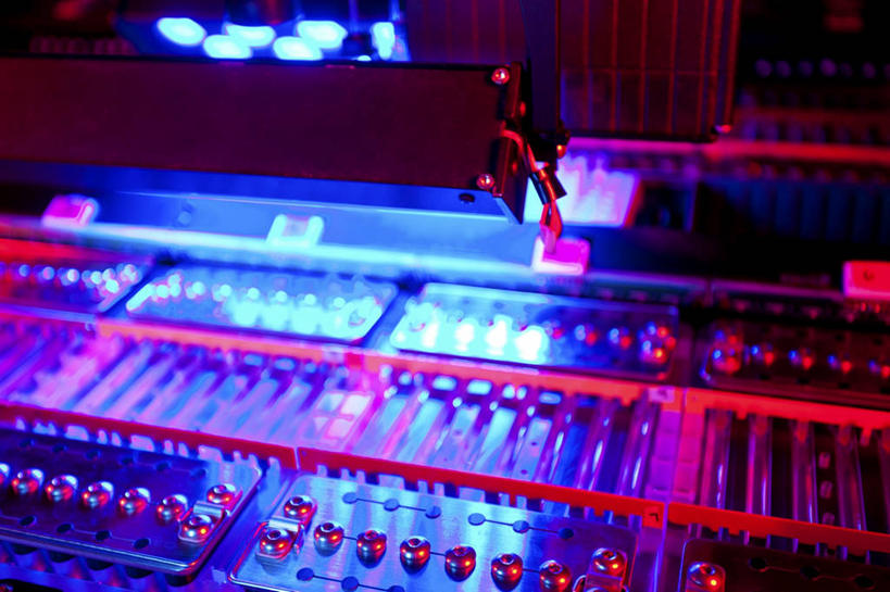 无人,横图,俯视,室内,特写,白天,机器,静物,金属制品,一排,许多,朦胧,梦幻,模糊,整齐,发光,光束,科学,医学,纹路,金属,圆形,钉子,方格,格子,试剂,图形,纹理,圆,光亮,很多,几何,排列,蓝色,机械,五金,医疗,科学技术,样本,紧固,未来,队列,数学,发亮,憧憬,肌理,牢固,彩图,高角度拍摄,几何图形,平面图形,DNA测序仪,基因分析仪,基因组测序机,基因组测序仪,稳固