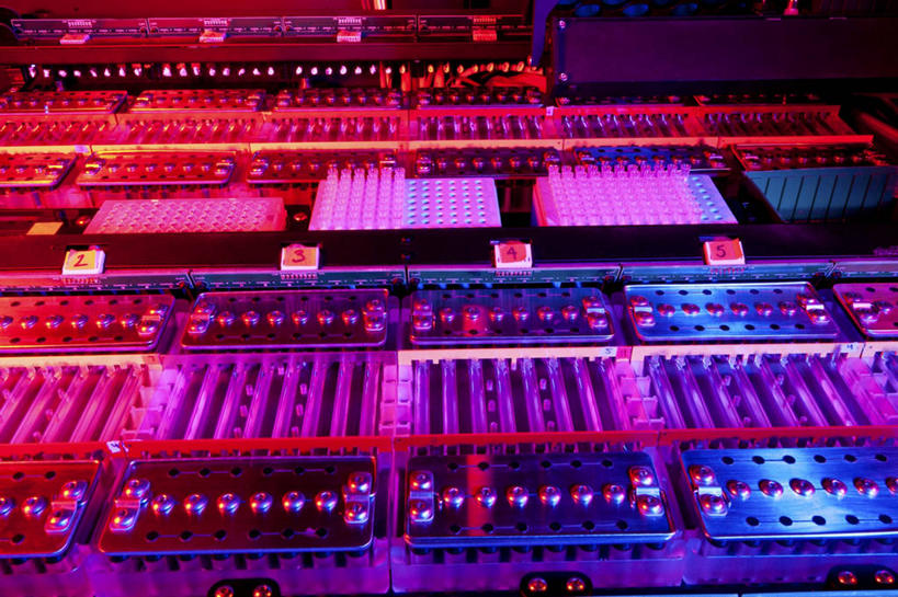 无人,横图,俯视,室内,特写,白天,机器,静物,金属制品,一排,许多,朦胧,梦幻,模糊,整齐,发光,光束,科学,医学,纹路,金属,圆形,方格,格子,试剂,图形,纹理,圆,光亮,很多,几何,排列,机械,医疗,科学技术,样本,未来,队列,数学,发亮,憧憬,肌理,彩图,高角度拍摄,几何图形,平面图形,DNA测序仪,基因分析仪,基因组测序机,基因组测序仪