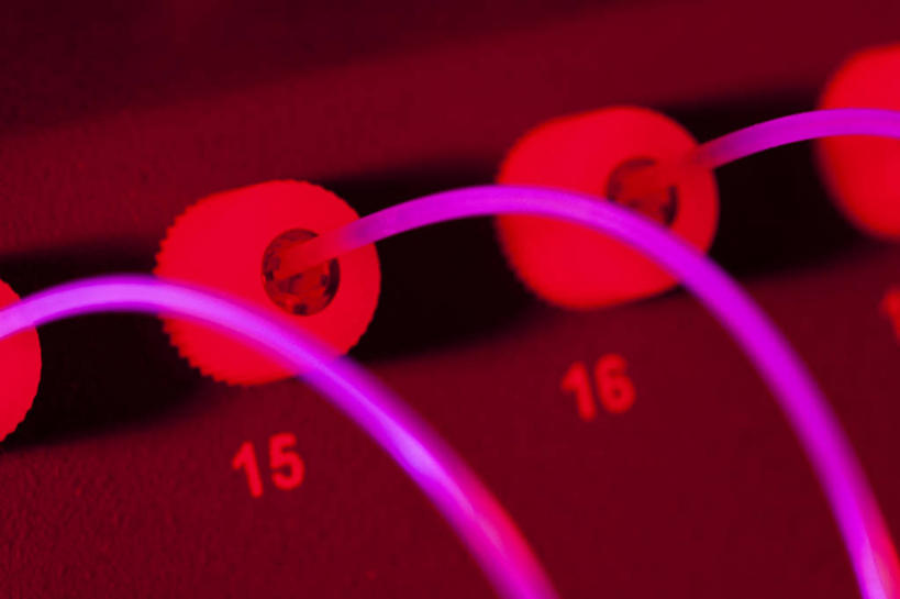 无人,横图,室内,特写,白天,正面,机器,静物,一排,许多,朦胧,梦幻,模糊,整齐,亮光,发光,光束,科学,医学,圆形,标志,管子,数字,图形,文字,圆,字符,塑料,光亮,很多,几何,标识,管道,排列,红色,塑料制品,机械,阿拉伯数字,医疗,科学技术,未来,队列,数学,发亮,憧憬,彩图,几何图形,平面图形,DNA测序仪,基因分析仪,基因组测序机,基因组测序仪