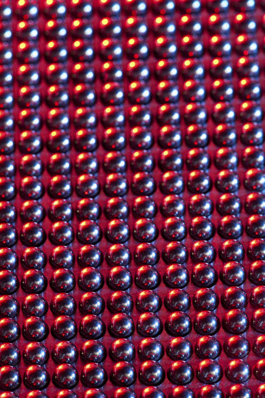 无人,竖图,俯视,室内,特写,白天,静物,金属制品,一排,许多,阴影,朦胧,模糊,整齐,并列,并排,光线,科学,医学,金属,图形,影子,灯光,很多,几何,排列,红色,球体,医疗,科学技术,队列,数学,平行,彩图,高角度拍摄,几何图形,立体几何,立体图形,DNA测序仪,基因分析仪,基因组测序机,基因组测序仪