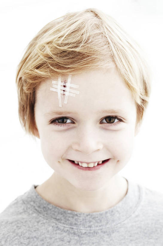 西方人,儿童,脸,头,脸颊,头发,一个人,站,笑,交叉,微笑,露齿笑,竖图,室内,特写,白天,白色背景,正面,纯洁,欧洲,欧洲人,仅一个男性,仅一个人,服装,注视,休闲装,肩膀,小孩,衣服,医疗用品,观察,看,站着,仅一个小孩,休闲,休闲服,金色,可爱,童年,童趣,治疗,摄影,服饰,影棚,观看,察看,医疗,医疗设备,关注,胶布,童真,烂漫,无邪,相交,交集,止血,天真,男孩,男人,男性,白种人,孩子,头部,脸部,脸蛋,面部,绷带,创可贴,站立,半身,彩图,影棚拍摄,拍摄,短发,男生