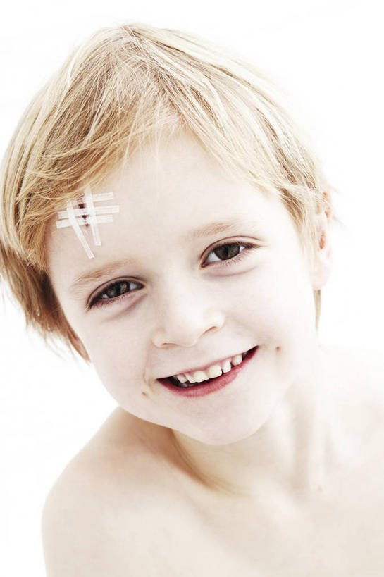 西方人,儿童,脸,头,脸颊,头发,一个人,笑,交叉,微笑,露齿笑,竖图,室内,特写,白天,白色背景,正面,纯洁,欧洲,欧洲人,仅一个男性,仅一个人,扭头,注视,裸露,肩膀,小孩,医疗用品,观察,看,转头,仅一个小孩,金色,可爱,童年,童趣,治疗,摄影,影棚,观看,察看,医疗,医疗设备,关注,裸,胶布,童真,烂漫,无邪,相交,交集,止血,天真,男孩,男人,男性,白种人,孩子,头部,脸部,脸蛋,面部,绷带,创可贴,半身,彩图,影棚拍摄,拍摄,短发,男生