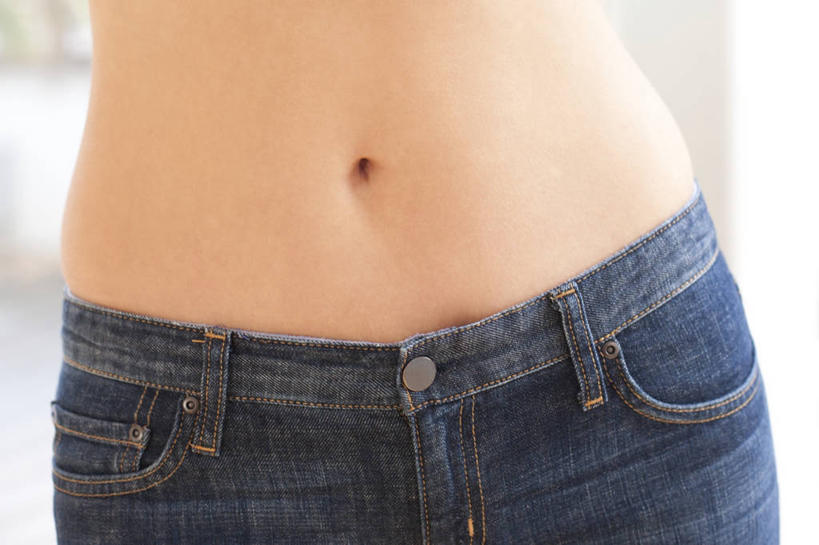 西方人,腹部,肚脐,一个人,站,横图,室内,特写,白天,正面,窗户,落地窗,欧洲,欧洲人,仅一个年轻女性,仅一个女性,仅一个人,裤子,朦胧,模糊,牛仔裤,裸露,玻璃窗,站着,肚脐眼,裸,年轻女性,女人,女性,白种人,腹,肚子,站立,半身,彩图