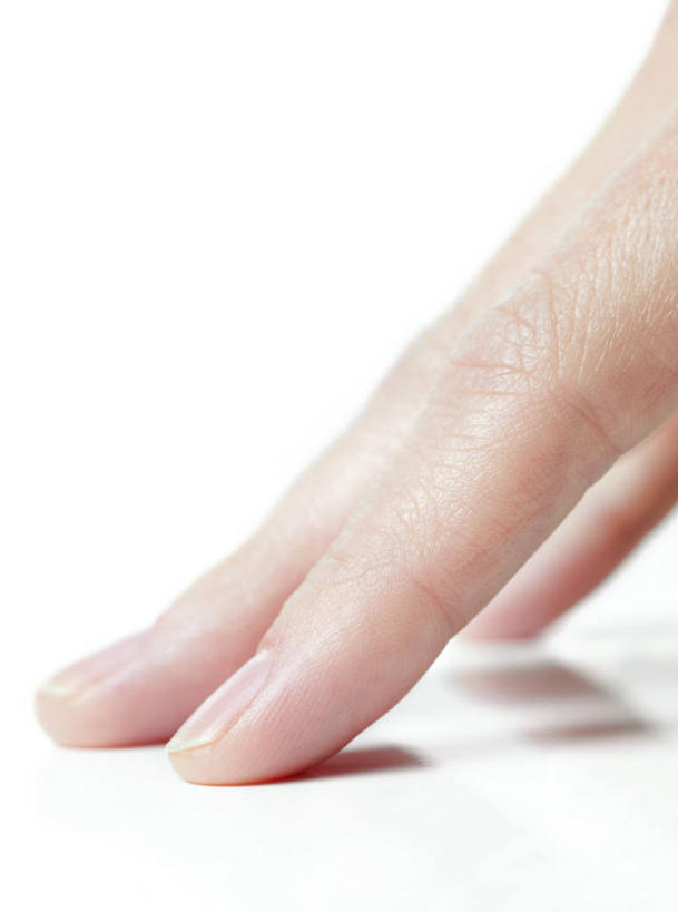 西方人,手,一个人,摸,竖图,室内,特写,白天,白色背景,正面,欧洲,欧洲人,仅一个年轻女性,仅一个女性,仅一个人,抚摸,起伏,阴影,反射,标志,文字,影子,字符,标识,手部,摄影,影棚,单手,凹凸,盲文,点字,凸字,年轻女性,女人,女性,白种人,触摸,接触,半身,彩图,影棚拍摄,拍摄