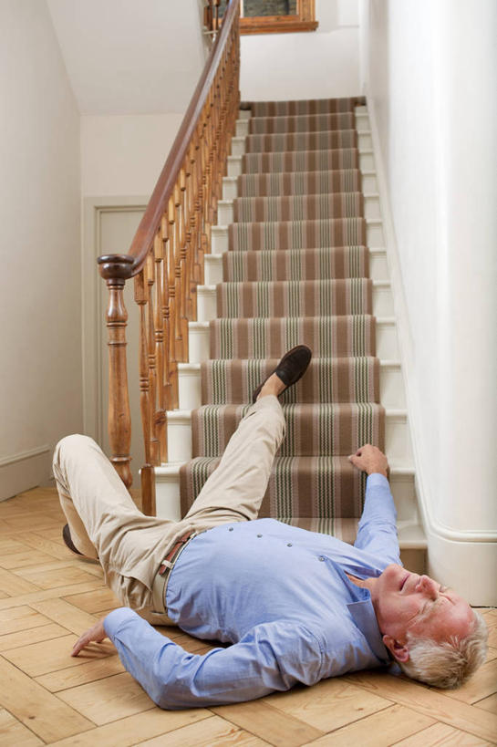 西方人,一个人,栏杆,躺,伸展双臂,竖图,室内,白天,正面,地板,地毯,楼梯,欧洲,欧洲人,仅一个男性,仅一个人,阴影,服装,装饰,编织,反射,扶手,影子,手工艺品,阶梯,墙,织物,地面,休闲装,护栏,木地板,墙壁,墙面,台阶,衣服,白色,工艺品,仅一个老年男性,休闲,休闲服,服饰,华丽,修饰,摔倒,点缀,跌倒,衬托,美观,雅致,雅观,卧着,老年男性,男人,男性,白种人,敞开双臂,伸开双臂,躺着,卧,展开双肩,张开手臂,张开双臂,彩图,全身