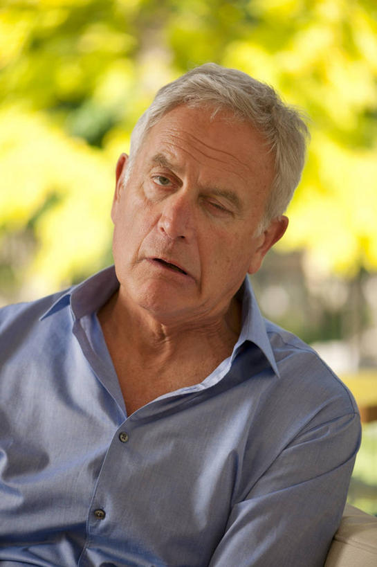 西方人,一个人,客厅,坐,竖图,室内,白天,正面,植物,窗户,沙发,欧洲,欧洲人,仅一个男性,仅一个人,阴影,服装,朦胧,模糊,反射,影子,注视,休闲装,玻璃窗,树,树木,衣服,绿色,自然,观察,看,仅一个老年男性,休闲,休闲服,服饰,生长,成长,观看,察看,疾病,起居室,关注,布艺沙发,客堂,老年男性,男人,男性,白种人,坐着,半身,彩图,中风,半身不遂,口角歪斜,脑中风,脑卒中,偏瘫,语言不利