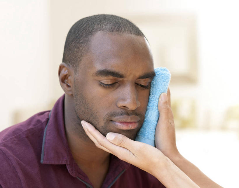 西方人,脸,头,脸颊,手,两个人,家庭,夫妻,闭眼,摸,横图,室内,特写,白天,正面,爱情,欧洲,非洲,黑人,欧洲人,双手,抚摸,握,阴影,服装,朦胧,模糊,反射,影子,浪漫,拿,拿着,休闲装,冷冻,衣服,蓝色,休闲,温暖,温馨,一家人,手部,休闲服,恩爱,握着,恋人,服饰,和睦,卫生,冰袋,介质,方便,新颖,男人,男性,年轻男性,女人,女性,中年女性,白种人,非洲人,头部,脸部,脸蛋,面部,夫妇,情侣,闭眼睛,闭着眼,闭着眼睛,触摸,接触,半身,彩图,伴侣,融洽