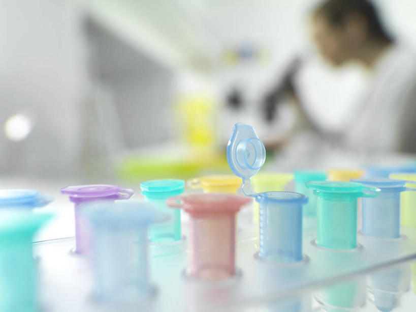 西方人,一个人,科学家,坐,横图,室内,白天,侧面,实验,仪器,欧洲,欧洲人,仅一个年轻女性,仅一个女性,仅一个人,握,服装,检查,朦胧,模糊,研究,透明,反射,分析,科学,化学,测试,显微镜,墙,实验室,研究室,墙壁,墙面,衣服,白色,观察,器皿,清晰,探索,握着,服饰,放大,观看,仔细,透镜,凸透镜,聚焦,衣着,科研人员,白大褂,穿着,关注,研究者,计量,试验室,实验服,科学研究者,玻璃仪器,试验耗材,实验用品,光学,清楚,衣饰,年轻女性,女人,女性,白种人,科学工作者,坐着,半身,彩图,实验衣,实验台,EP管,离心管,微量离心管