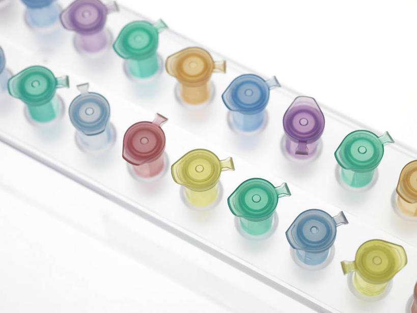 无人,横图,俯视,彩色,室内,特写,白天,白色背景,实验,仪器,静物,一排,阴影,研究,整齐,并列,并排,透明,反射,分析,化学,测试,影子,架子,排列,器皿,摄影,影棚,五颜六色,色彩斑斓,队列,五彩缤纷,平行,计量,玻璃仪器,试验耗材,实验用品,五彩斑斓,五光十色,彩图,高角度拍摄,影棚拍摄,拍摄,EP管,离心管,微量离心管