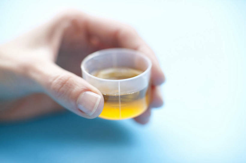 西方人,手,一个人,横图,俯视,室内,特写,白天,安全,杯子,欧洲,欧洲人,仅一个女性,仅一个人,握,蓝色背景,朦胧,模糊,药剂,塑料,防护,拿,拿着,黄色,塑料制品,药品,仅一个中年女性,手部,治疗,握着,摄影,影棚,塑料杯,保护,单手,药物,医疗,保险,预防,平安,女人,女性,中年女性,白种人,半身,彩图,高角度拍摄,影棚拍摄,拍摄,咳嗽糖浆,咳嗽药