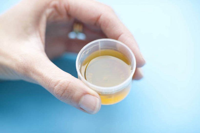 西方人,手,一个人,横图,俯视,室内,特写,白天,安全,杯子,欧洲,欧洲人,仅一个女性,仅一个人,握,蓝色背景,朦胧,模糊,药剂,塑料,防护,拿,拿着,黄色,塑料制品,药品,仅一个中年女性,手部,治疗,握着,摄影,影棚,塑料杯,保护,单手,药物,医疗,保险,预防,平安,女人,女性,中年女性,白种人,半身,彩图,高角度拍摄,影棚拍摄,拍摄,咳嗽糖浆,咳嗽药