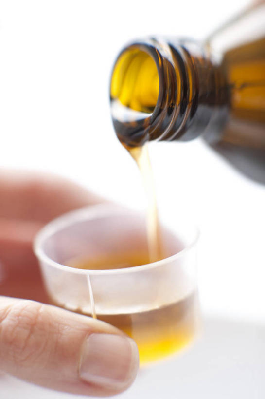 西方人,手,一个人,竖图,室内,特写,白天,白色背景,正面,安全,杯子,欧洲,欧洲人,仅一个女性,仅一个人,握,朦胧,模糊,药剂,塑料,防护,拿,拿着,黄色,瓶子,塑料制品,药品,仅一个中年女性,手部,塑料瓶,治疗,握着,摄影,影棚,塑料杯,保护,单手,药物,医疗,保险,预防,平安,女人,女性,中年女性,白种人,半身,彩图,影棚拍摄,拍摄,咳嗽糖浆,咳嗽药