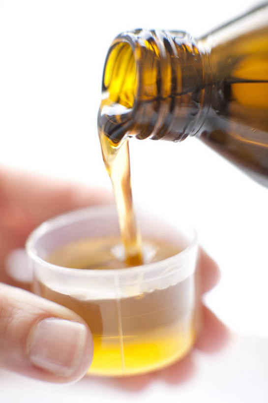 西方人,手,一个人,竖图,室内,特写,白天,白色背景,正面,安全,杯子,欧洲,欧洲人,仅一个女性,仅一个人,握,朦胧,模糊,药剂,塑料,防护,拿,拿着,黄色,瓶子,塑料制品,药品,仅一个中年女性,手部,塑料瓶,治疗,握着,摄影,影棚,塑料杯,保护,单手,药物,医疗,保险,预防,平安,女人,女性,中年女性,白种人,半身,彩图,影棚拍摄,拍摄,咳嗽糖浆,咳嗽药