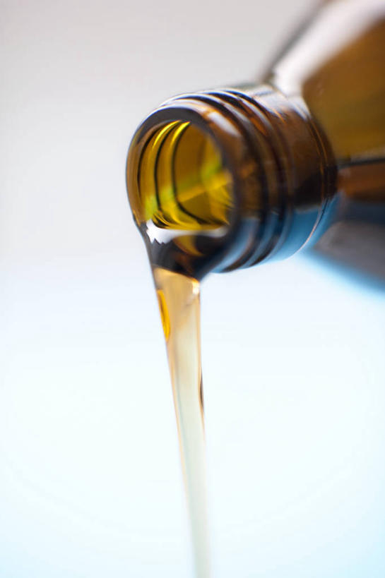 无人,竖图,室内,特写,白天,正面,安全,静物,阴影,灰色背景,反射,药剂,影子,防护,一个,黄色,瓶子,塑料制品,药品,塑料瓶,治疗,摄影,影棚,单个,保护,药物,医疗,保险,预防,平安,彩图,影棚拍摄,拍摄,咳嗽糖浆,咳嗽药