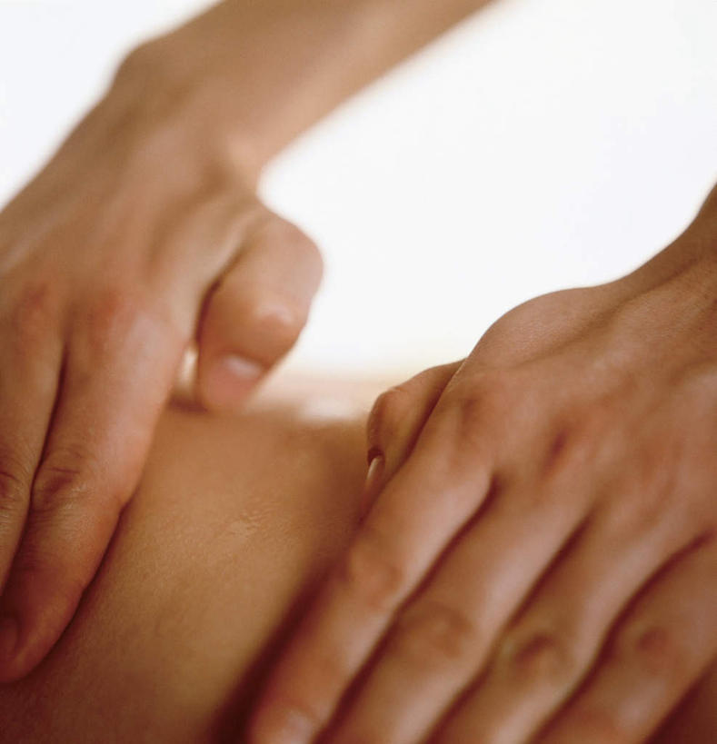 西方人,手,两个人,按摩师,竖图,俯视,室内,特写,白天,白色背景,按摩,欧洲,欧洲人,双手,裸露,趴着,享受,健康,手部,保健,摄影,影棚,赤裸,裸,指压,年轻女性,女人,女性,白种人,技师,趴,半身,彩图,高角度拍摄,影棚拍摄,推拿,拍摄