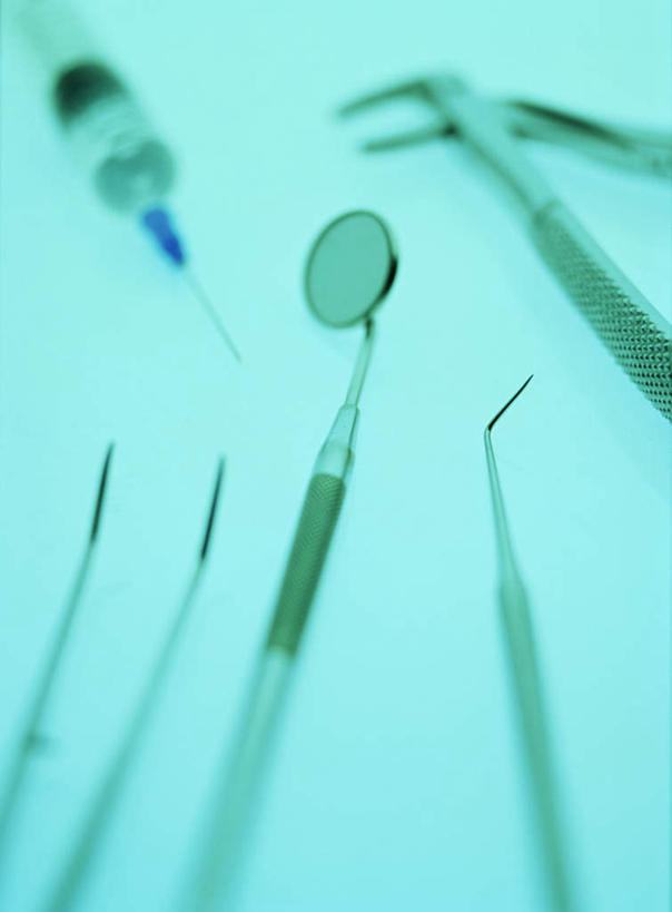 无人,竖图,俯视,室内,特写,白天,静物,金属制品,一排,许多,绿色背景,朦胧,模糊,整齐,金属,镊子,钳子,排列,摄影,影棚,牙科设备,队列,牙镜,彩图,高角度拍摄,影棚拍摄,拍摄