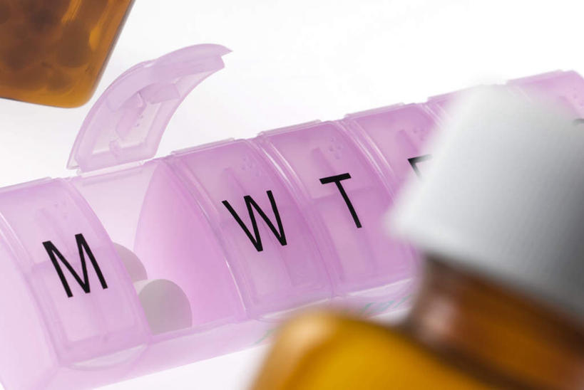 无人,横图,俯视,室内,特写,白天,白色背景,桌面,桌子,静物,英文,标志,文字,字符,塑料,字母,办公桌,标识,药盒,盒子,容器,塑料制品,摄影,影棚,储藏,英文字母,药箱,储存,彩图,高角度拍摄,影棚拍摄,拍摄,贮存