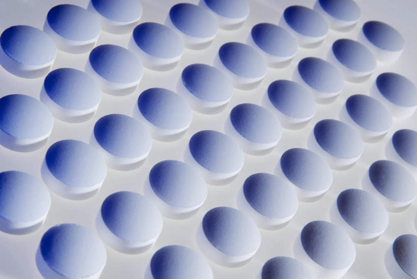 无人,横图,俯视,室内,特写,白天,白色背景,安全,静物,一排,许多,整齐,药剂,药丸,防护,很多,药片,排列,蓝色,药品,治疗,摄影,影棚,保护,药物,医疗,阿司匹林,队列,保险,预防,镇痛,解热,抑制,平安,彩图,高角度拍摄,影棚拍摄,拍摄