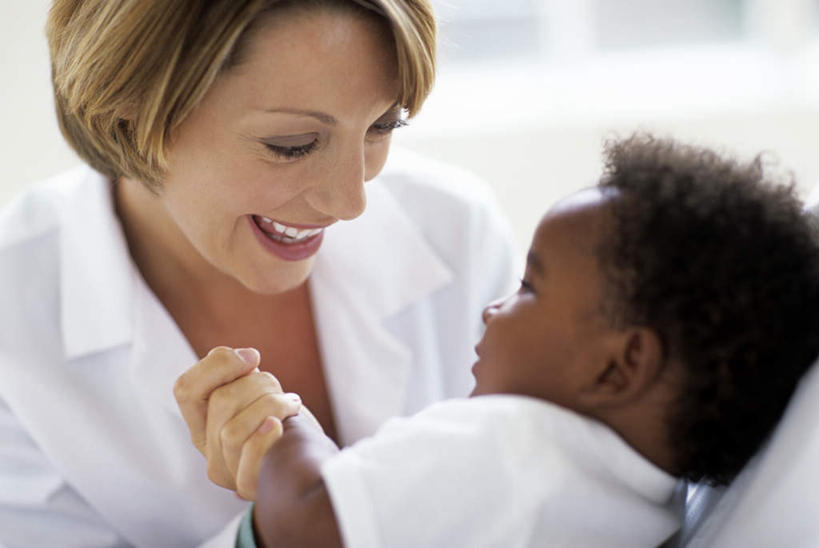 西方人,婴儿,儿童,两个人,医生,躺,笑,微笑,露齿笑,横图,室内,白天,正面,制服,纯洁,床,欧洲,非洲,黑人,欧洲人,握,阴影,服装,光线,影子,床单,拿,拿着,注视,被子,小孩,低头,观察,看,医护人员,医疗人员,护士服,可爱,握着,服饰,单人床,活泼,观看,察看,被单,白大褂,关注,宝宝,纯真,烂漫,无邪,卧着,伶俐,天真,白种人,非洲人,孩子,大夫,躺着,卧,半身,彩图