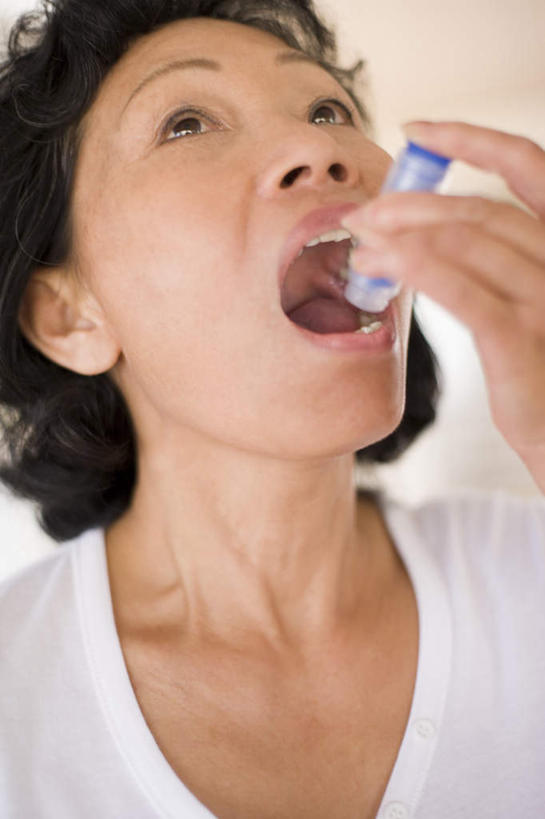 西方人,脸,头,脸颊,一个人,竖图,室内,白天,正面,水,欧洲,欧洲人,仅一个女性,仅一个人,握,阴影,光线,罐子,药瓶,液体,影子,水滴,拿,拿着,玻璃制品,玻璃瓶,瓶子,药水,张嘴,仅一个中年女性,握着,张大嘴巴,女人,女性,中年女性,白种人,头部,脸部,脸蛋,面部,张开嘴,抬头,仰头,半身,彩图