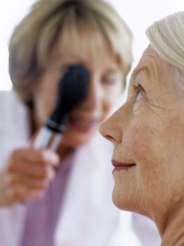 西方人,脸,头,脸颊,两个人,医生,病人,竖图,室内,白天,正面,制服,欧洲,欧洲人,握,阴影,服装,朦胧,模糊,光线,影子,拿,拿着,扭头,注视,医疗用品,观察,看,转头,医护人员,医疗人员,护士服,握着,服饰,观看,察看,白大褂,关注,医疗器械,耳镜,女人,女性,中年女性,白种人,头部,脸部,脸蛋,面部,大夫,患者,就医者,半身,彩图