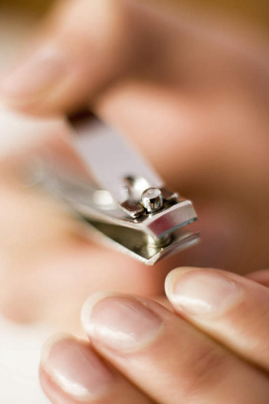 西方人,手,一个人,竖图,俯视,室内,特写,白天,金属制品,欧洲,欧洲人,双手,仅一个年轻女性,仅一个女性,仅一个人,握,朦胧,模糊,金属,工具,拿,拿着,手部,美甲,握着,指甲钳,美甲工具,年轻女性,女人,女性,白种人,半身,彩图,高角度拍摄