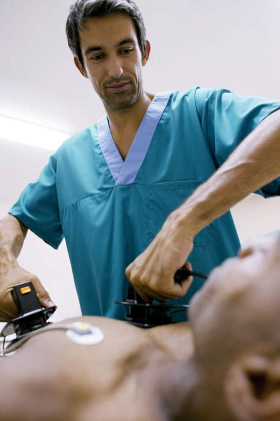 西方人,两个人,医生,病人,医院,竖图,室内,白天,仰视,欧洲,欧洲人,握,工具,拿,拿着,注视,低头,观察,看,医护人员,医疗人员,握着,观看,察看,关注,起搏器,医疗器械,心脏起搏器,医疗工具,医疗机构,辅助工具,男人,男性,年轻男性,白种人,大夫,患者,就医者,半身,彩图,低角度拍摄,病院,诊所